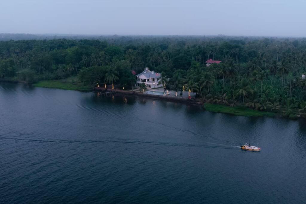 Riveria Portico - River Side 6 Bedroom Private Pool Bungalow North Paravur Eksteriør bilde